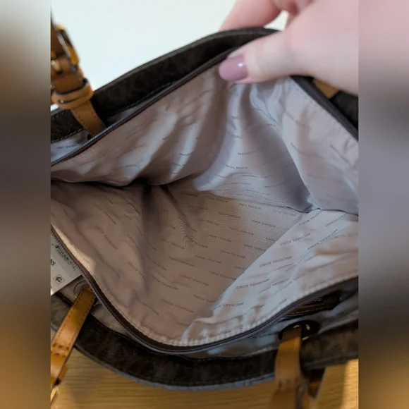 NWT Michael Kors Jet Set Tote - Picture 9 of 12